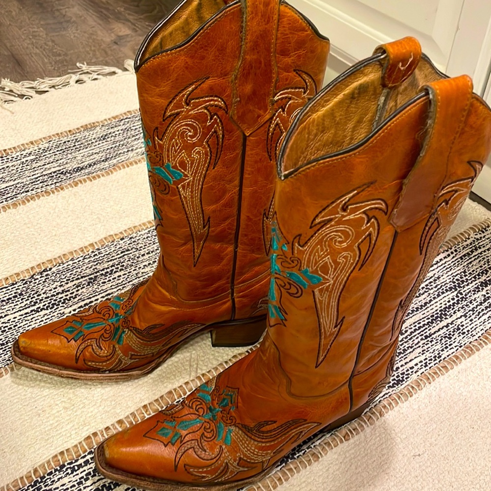 Circle G Women’s Cowboy Boots. Size 7M. Pointed Toe. Used but well taken care of